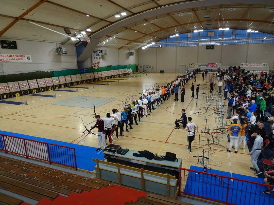 Tous les archers sont sur le pas de tir.